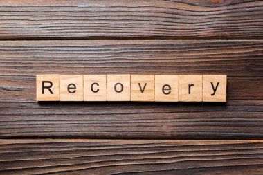 Tahta blokta yazılan kurtarma kelimesi. masadaki kurtarma metni, konsept.