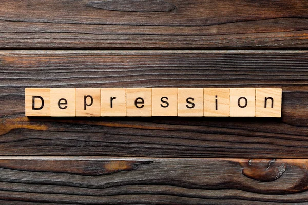 在木块上写着沮丧的字 关于抑郁的案文 — 图库照片