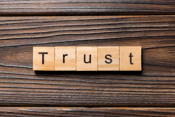 Trust Wort Auf Holzblock Geschrieben Trust Text Auf Dem Tisch — Stockfoto