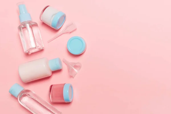 Kozmetikai Termékek Számára Szánt Kisméretű Üvegpalackok Üvegedények Felülnézete Rózsaszínű Háttérrel — Stock Fotó