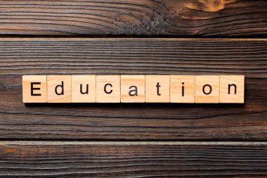 Eğitim kelime ahşap blok üzerinde yazılı. Eğitim metni için tasarım, ahşap masa üzerinde kavramı.