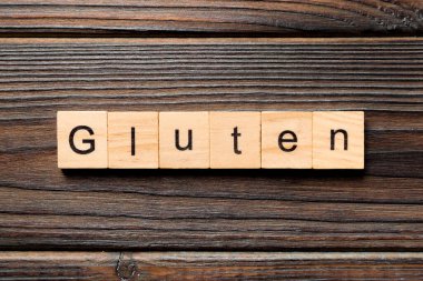Tahta blokta yazan glüten kelime. Masada glüten metin, konsept.