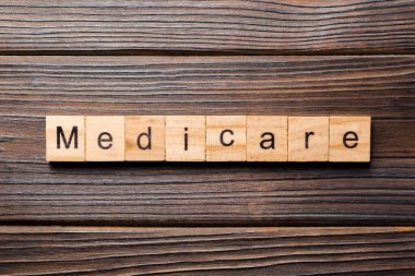 Tahta blokta sağlık sigortası kelimesi yazıyor. Masada sağlık sigortası metni, konsept.