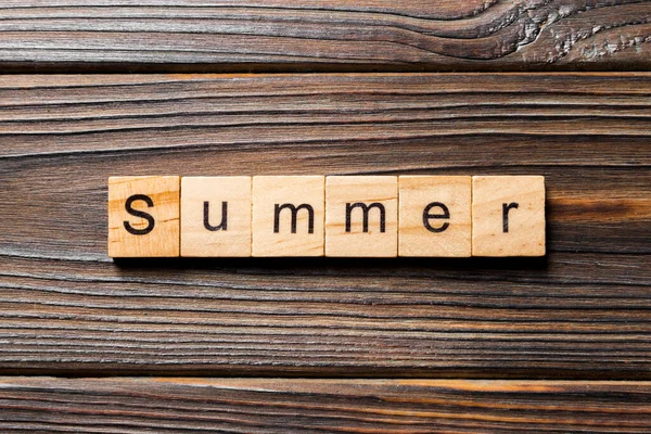 木のブロックに書かれた夏の言葉 あなたのデザイン コンセプトのための木製のテーブルの夏のテキスト — ストック写真