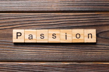 Tahta blokta yazan tutkulu kelime. Masada tutku metni, konsept.