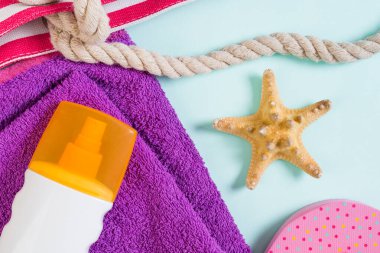 Kopya alanı ile yaz çantası arka plan. Renkli masa, seyahat konsepti üzerinde düz yatıyordu fotoğraf. Metin için boş alan, mock-up.