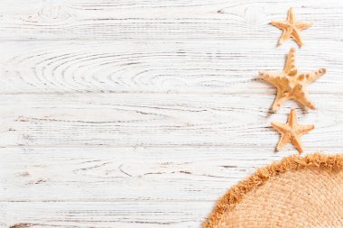 Kopya alanı ile ahşap arka plan üst görünümünde hasır şapka ve deniz kabukları ile yaz tatili arka plan.
