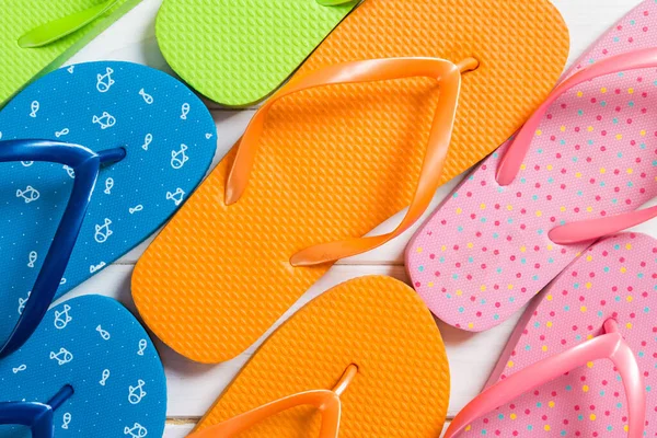 Viele Flip Flop Farbige Sandalen Sommerurlaub Auf Hölzernem Hintergrund Kopierraum — Stockfoto