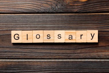 Ahşap blokta yazılı sözlük. Ahşap masadaki sözlük metni üst görünüm konseptiniz için.