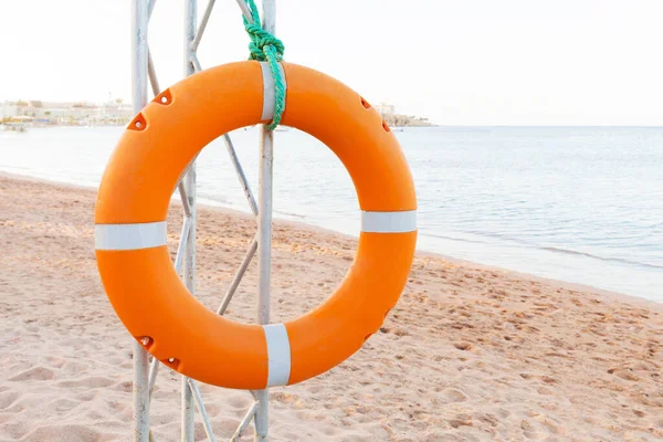 Orangefarbener Rettungsring Auf Rettungsschwimmturm Blauen Himmel Und Strandhintergrund — Stockfoto