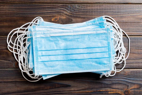 Montón Máscaras Médicas Protectoras Sobre Fondo Madera Síndrome Respiratorio Proteja — Foto de Stock