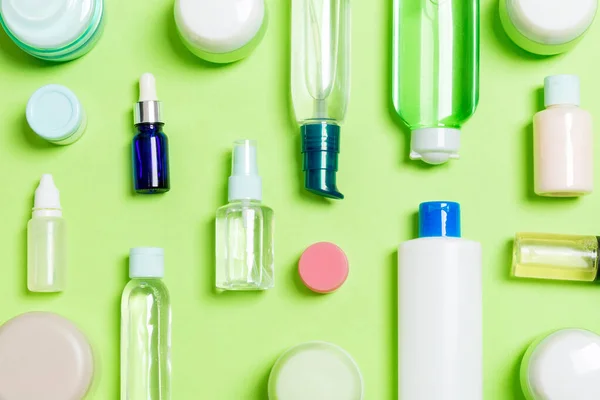 Grupa Plastikowej Butelki Bodycare Płaska Kompozycja Lay Produktami Kosmetycznymi Zielonym — Zdjęcie stockowe