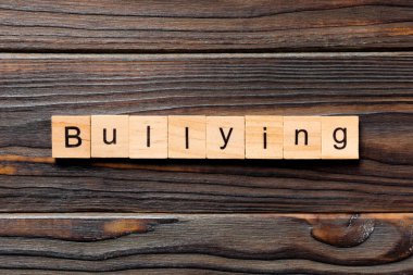 Ahşap blok üzerinde yazılı kelime zorbalık. Metin için tasarım, ahşap masa üzerinde zorbalık kavramı.