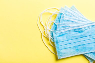 Korumalı tıbbi maskelerden yapılmış sarı hastalıklar. Küresel salgın konsepti.