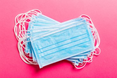 Koruyucu tıbbi maskelerden yapılmış pembe bir hastalık geçmişi var. Küresel salgın konsepti.