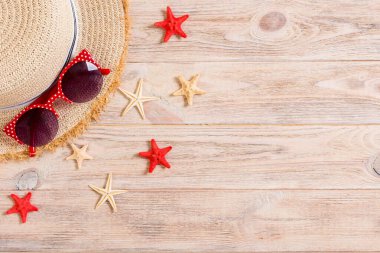 Kopya alanı ile ahşap arka plan üst görünümünde hasır şapka ve deniz kabukları ile yaz tatili arka plan.