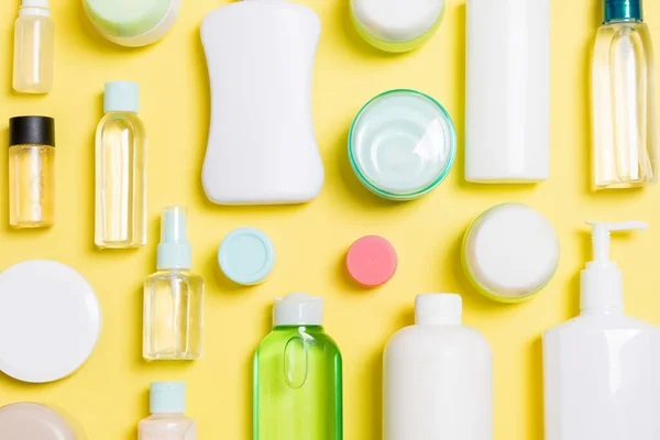 Sekelompok Botol Perawatan Tubuh Plastik Komposisi Rata Dengan Produk Kosmetik — Stok Foto