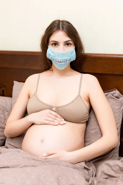 Mujer Embarazada Está Usando Máscara Médica Protectora Con Palabra Coronavirus —  Fotos de Stock