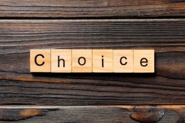 Tahta bloğa yazılmış bir kelime. Ahşap masa üzerindeki CHOICE metin desing, konsept için.