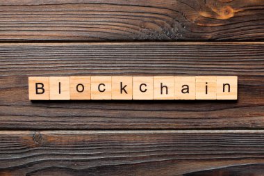 Tahta blokta yazılı engelleme kelimesi. Tahta masadaki blok zinciri metni üst görünüm konseptiniz için.