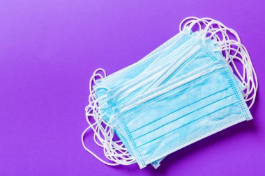 Mor arkaplandaki koruyucu tıbbi maskelerden oluşan salgın geçmişi. Kopya alanı olan dünya karantina kavramı.