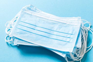 Koruyucu tıbbi maskelerden yapılmış mavi roman hastalığı geçmişi. Küresel salgın konsepti.