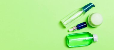 Kozmetik Spa markalama mock-up, fotokopi alanı ile üst görünümü. tüpler ve krem düz kavanoz seti yeşil arka plan üzerinde yatıyordu.