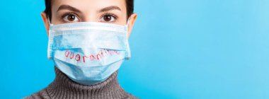 Tıbbi maske takan bir kadının portresi. Mavi arka planda Çin karantina kelimesi var. Coronavirus ve sağlık konsepti pankartı.