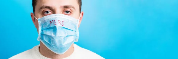 Portretul Unui Bolnav Purtând Mască Medicală Text Mers Fundal Albastru — Fotografie, imagine de stoc