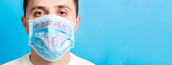 Porträt Eines Jungen Kranken Mannes Medizinischer Maske Mit Stopp Coronavirus — Stockfoto