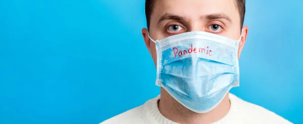 Retrato Joven Máscara Protectora Con Texto Pandémico Fondo Azul Coronavirus — Foto de Stock