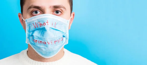 Portret Chorego Człowieka Noszącego Maskę Medyczną Tekstem Koronawirusa Niebieskim Tle — Zdjęcie stockowe
