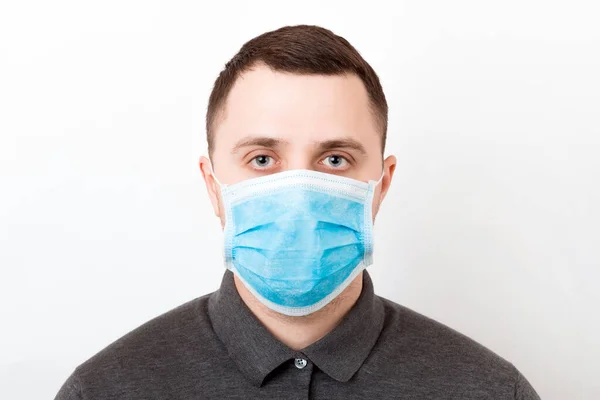 Porträtt Ung Man Bär Medicinsk Mask Vit Bakgrund Coronavirus Konceptet — Stockfoto