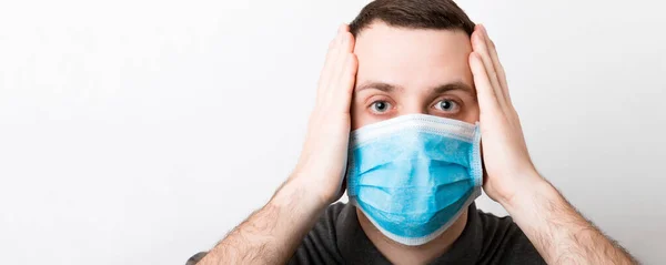 Retrato Jovem Homem Chocado Usando Máscara Médica Fundo Branco Conceito — Fotografia de Stock