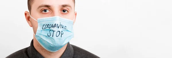 Egy Fiatal Beteg Férfi Arcképe Orvosi Maszkban Megállt Koronavírussal Fehér — Stock Fotó
