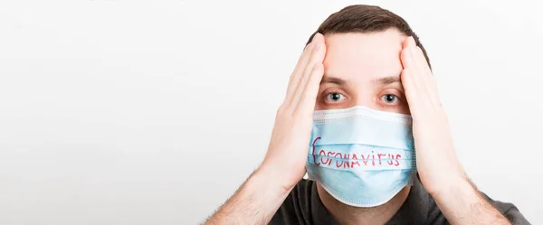 Porträtt Ung Chockad Sjuk Man Medicinsk Mask Med Coronavirus Ord — Stockfoto