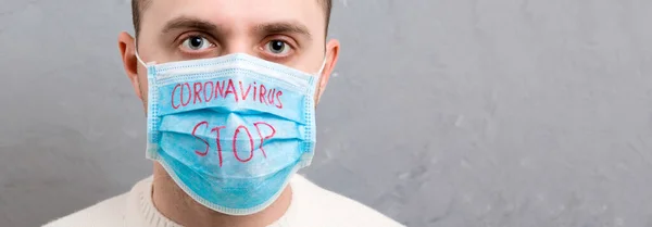 Porträtt Ung Sjuk Man Medicinsk Mask Med Stopp Coronavirus Ord — Stockfoto