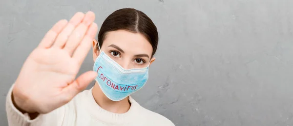 Porträt Einer Frau Medizinischer Maske Mit Coronavirus Text Und Stoppgeste — Stockfoto