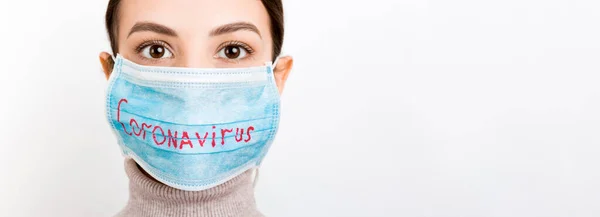 의료용 마스크를 코로나 바이러스 문자를 여성의 배경에 있습니다 코로나 바이러스의 — 스톡 사진