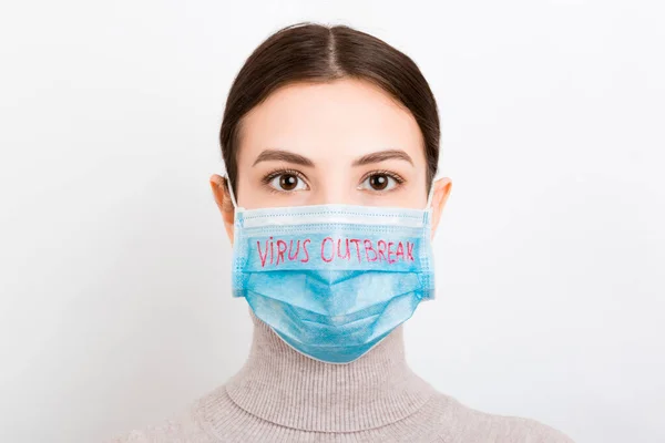 Porträtt Vacker Kvinna Bär Medicinsk Mask Med Virus Utbrott Text — Stockfoto