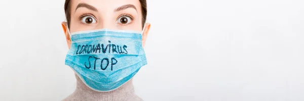 Porträtt Chockad Kvinna Medicinsk Mask Med Stopp Coronavirus Text Vit — Stockfoto