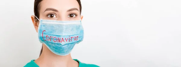 Porträt Einer Frau Medizinischer Maske Mit Coronavirus Text Auf Weißem — Stockfoto