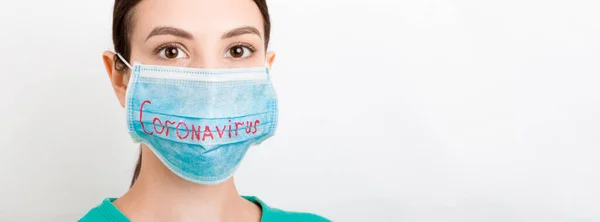 Porträtt Kvinna Medicinsk Mask Med Coronavirus Text Vit Bakgrund Coronavirus — Stockfoto