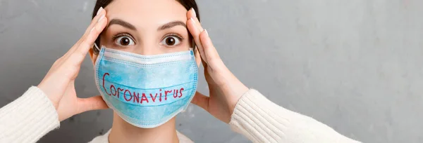 Porträtt Ganska Chockad Kvinna Bär Medicinsk Mask Med Coronavirus Text — Stockfoto