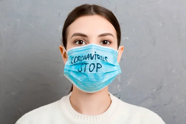 Portretul Unei Femei Mască Medicală Text Stop Coronavirus Fundal Ciment — Fotografie, imagine de stoc