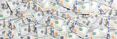 Arka plan olarak yapılmış 100 dolarlık banknotların en üst görüntüsü. Amerikan doları konsepti. Amerikan dolarlarının dokusu.