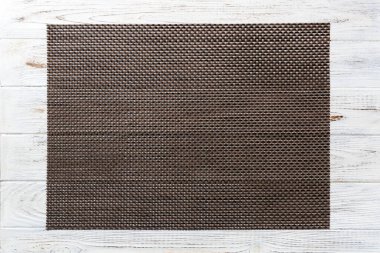 Ahşap zemindeki yiyecek için kahverengi masa örtüsünün üst görüntüsü. Tasarımın için boş boşluk.