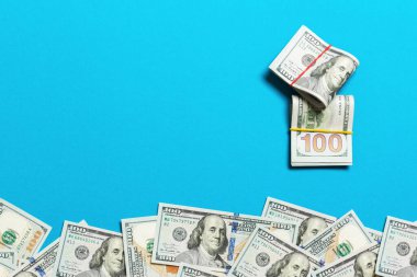 Renkli arka plan üst görünümünde yüz Dolar Bills Yığını, metin iş para kavramı için boş bir yer ile.