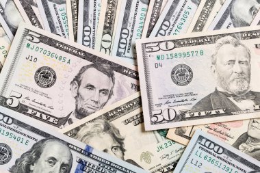 Çeşitli Amerikan Doları banknotlarında 50 dolarlık banknotlar Kopya alanı ile arka planda iş kavramının en iyi görünümü.