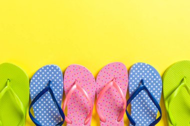 flip flop renkli sandalet bir sürü, renkli arka plan üzerinde yaz tatili, kopya alanı üst görünümü.